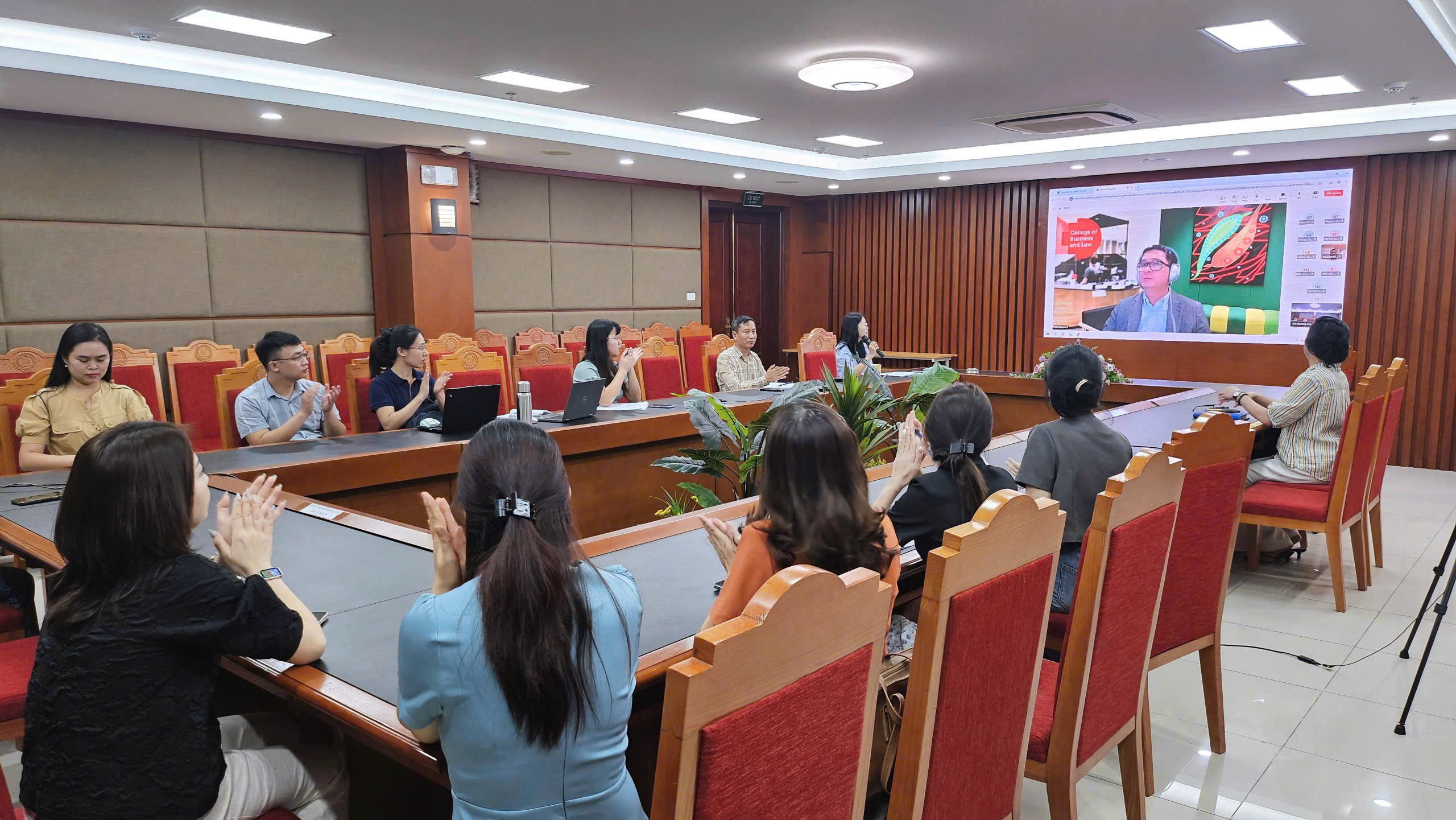 TỌA ĐÀM KHOA HỌC: "Kinh nghiệm Xuất bản Quốc tế từ Nhà Nghiên cứu Trẻ"